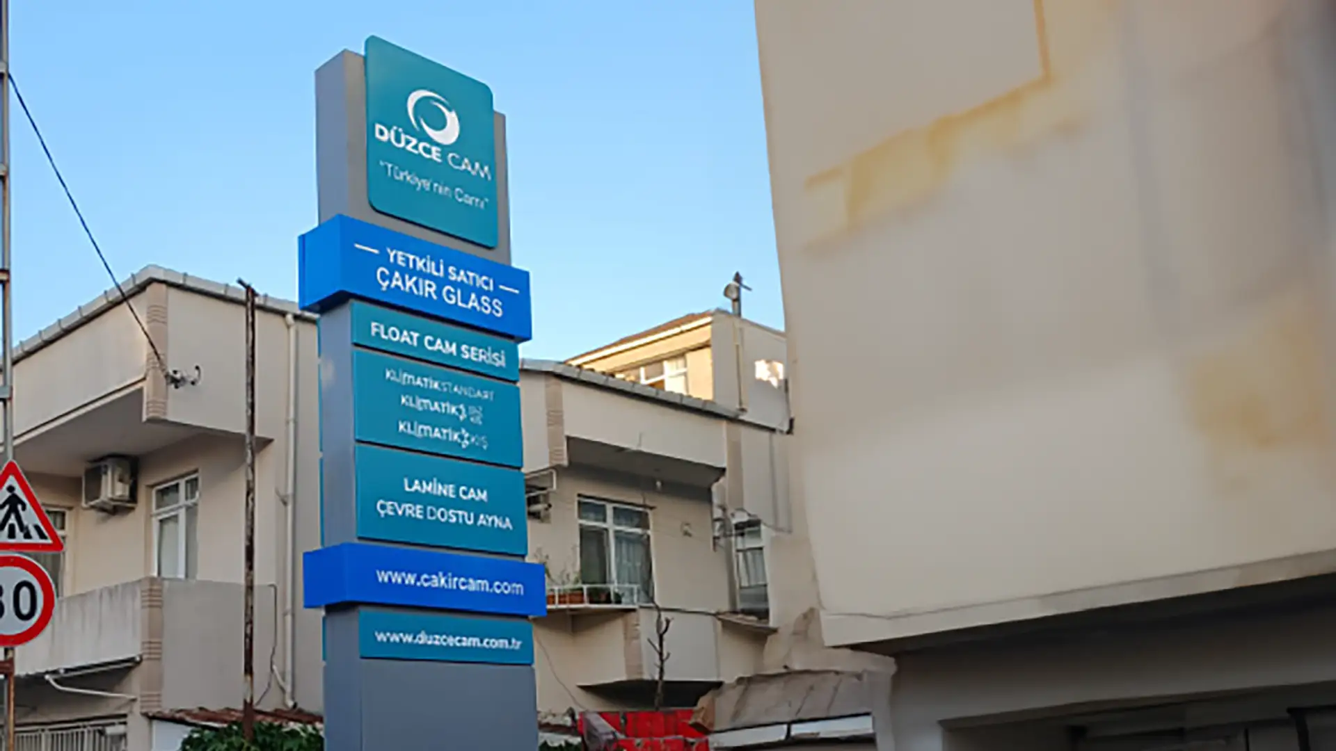 Totem Tabela Nerelerde Kullanılır? Işıklı totem tabela dış mekân uygulaması