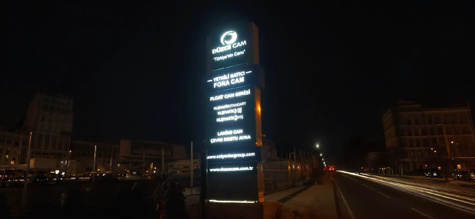 Gece ışıklı totem tabela görünümü