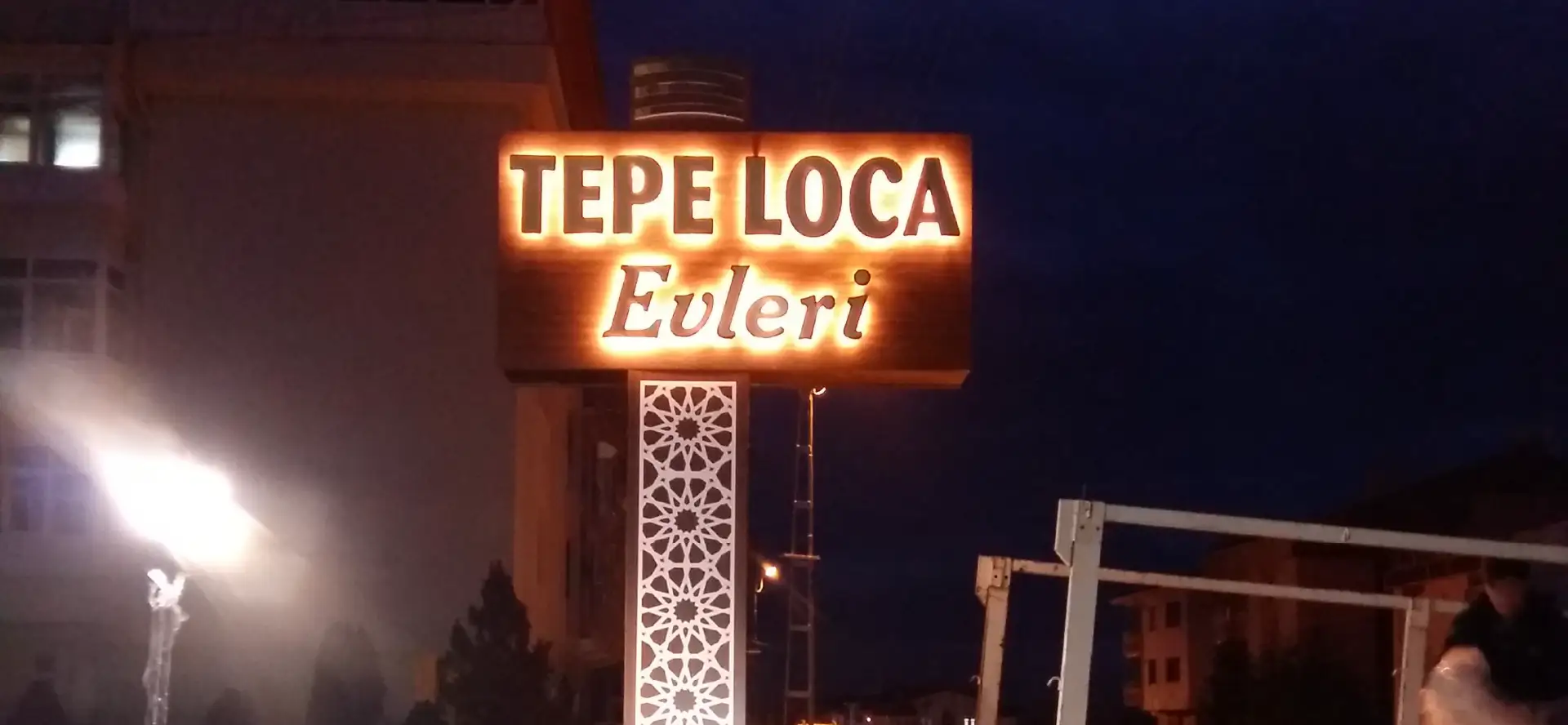 Işıklı Pilon Tabela Işıklı pilon tabela montaj çalışması