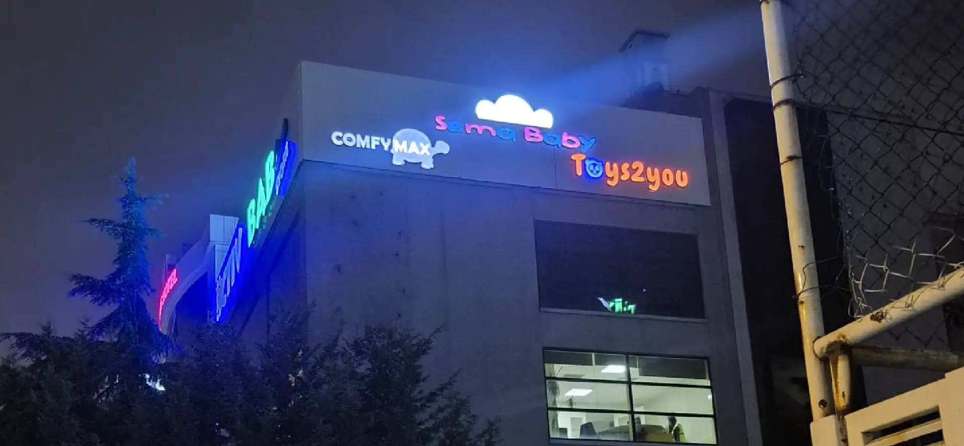Activ Baby Tabela Uygulaması Ümraniye gece ışıklı tabela görünümü