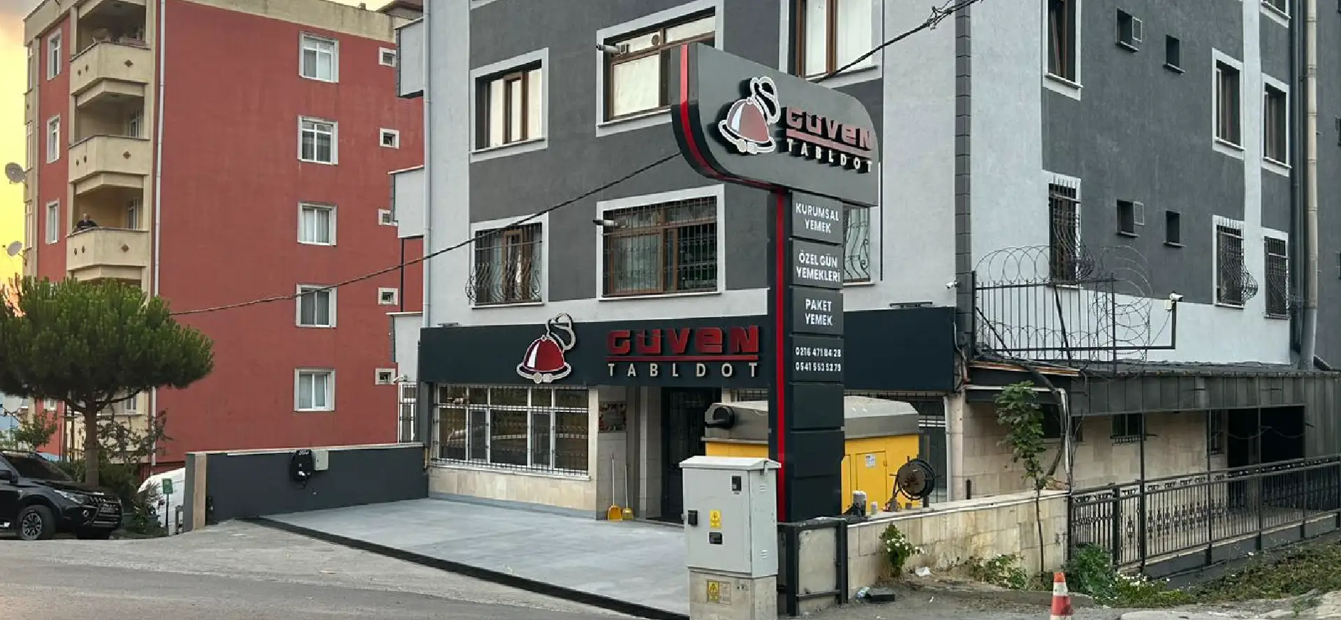 Totem Tabela Nerelerde Kullanılır? Restoran dış mekân tabela ve totem tabela kullanım alanı